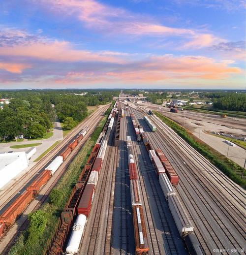 公路铁路运输指国民经济中专门以铁路,公路从事运送货物和旅客的社会